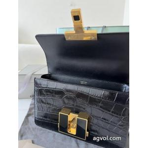 今年のトレンド！ 収納力抜群 綺麗なTOM FORDスーパー コピー どこで 買えるバッグ.